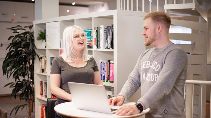 Zwei Personen benutzen das Marketing Automation Tool LianaAutomation auf einem Laptop