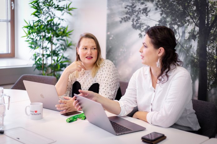 Zwei Personen die über GDPR-Funktionen diskutieren