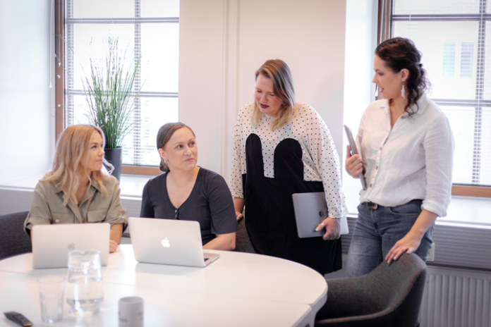 4 Personen mit dem Kommunikationsdienst LianaPress