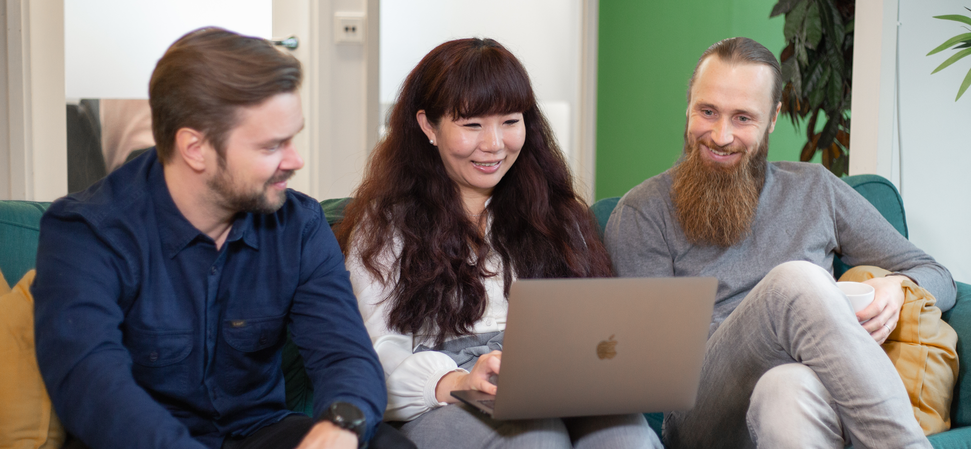 3 Personen bei der Nutzung mit LianaMonitor am Laptop