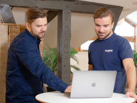 Zwei Personen nutzen die E-Commerce-Lösung LianaCommerce
