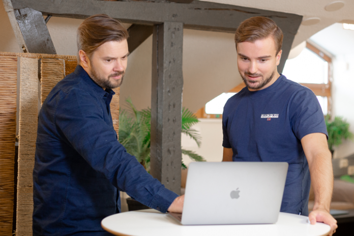 2 Personen nutzen die Medienbeobachtung LianaMonitor am Laptop