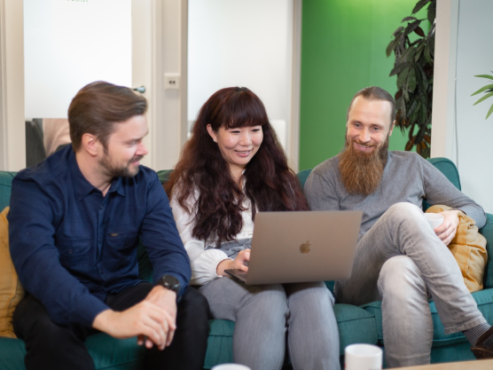 3 Personen nutzen LianaCMS an einem Laptop