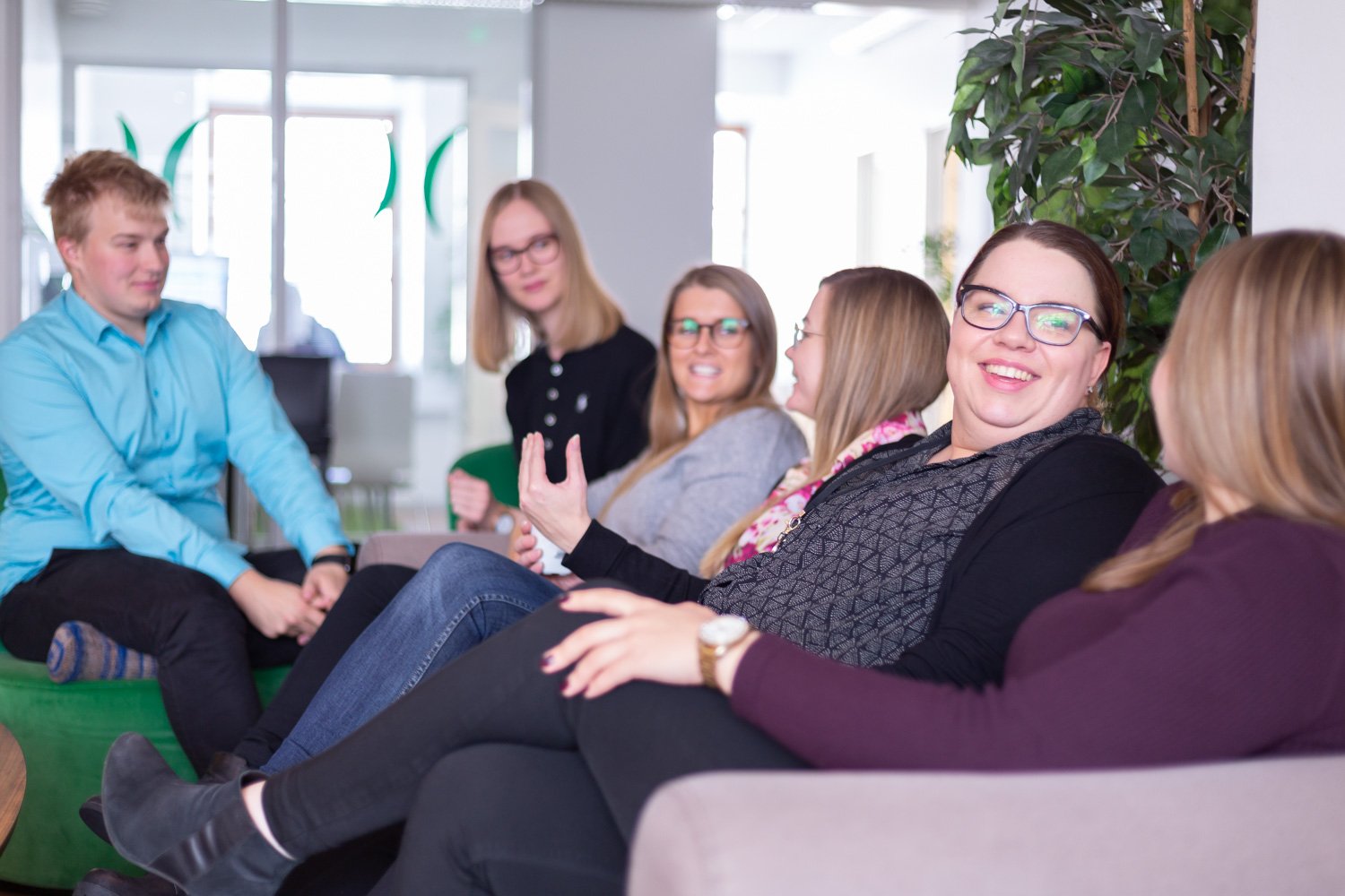 Kollegen bei Liana Technologies diskutieren gemeinsam