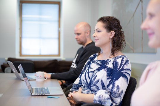 Team arbeitet mit Laptops