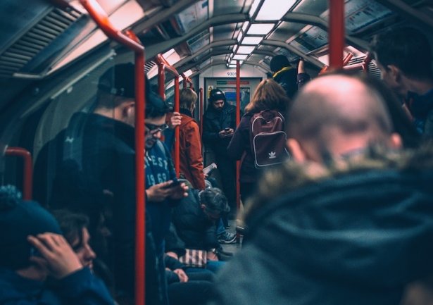 Leute in der U-Bahn