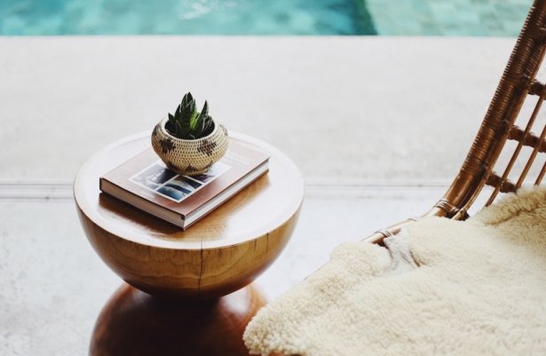 Kleine Pflanzendekoration und Buch auf dem Tisch im Hotel Spa