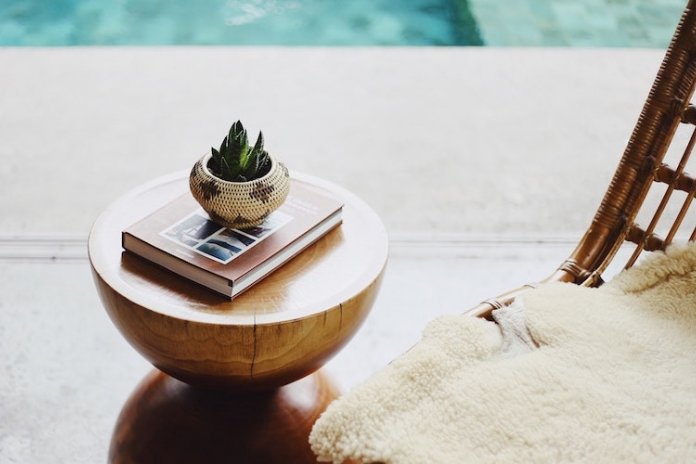 Kleine Pflanzendekoration und Buch auf dem Tisch im Hotel Spa