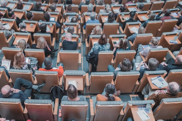 Studenten, die an einer Vorlesung teilnehmen
