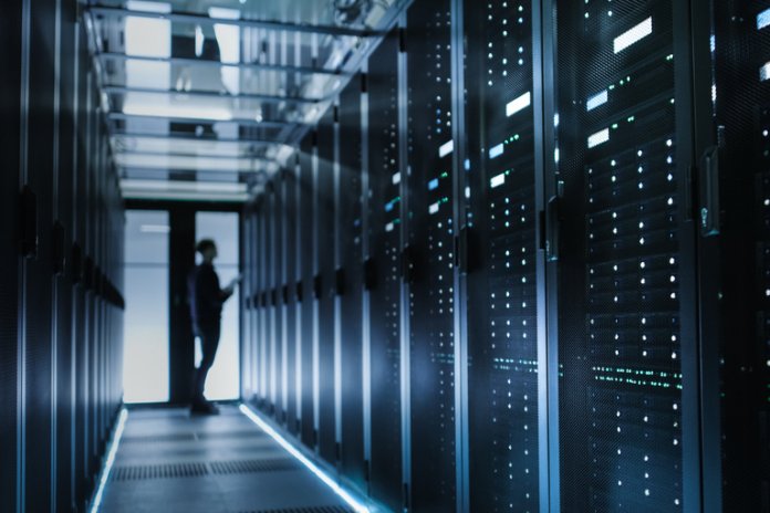 Person, die in einem Serverraum arbeitet