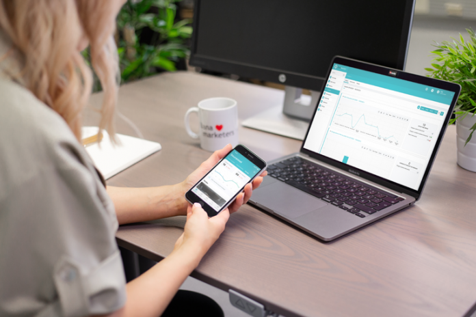 Der Kommunikationsdienst LianaPress auf dem Laptop und auf dem Handy