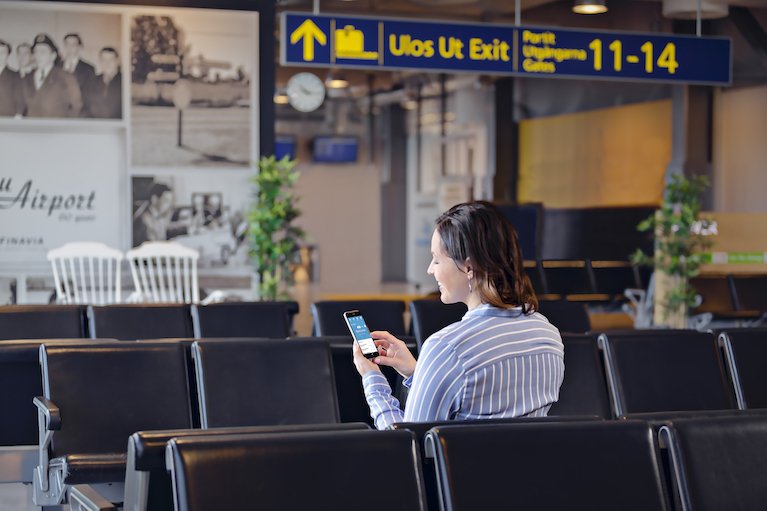 Eine Person, die das Marketing Automation Tool LianaAutomation am Telefon benutzt.