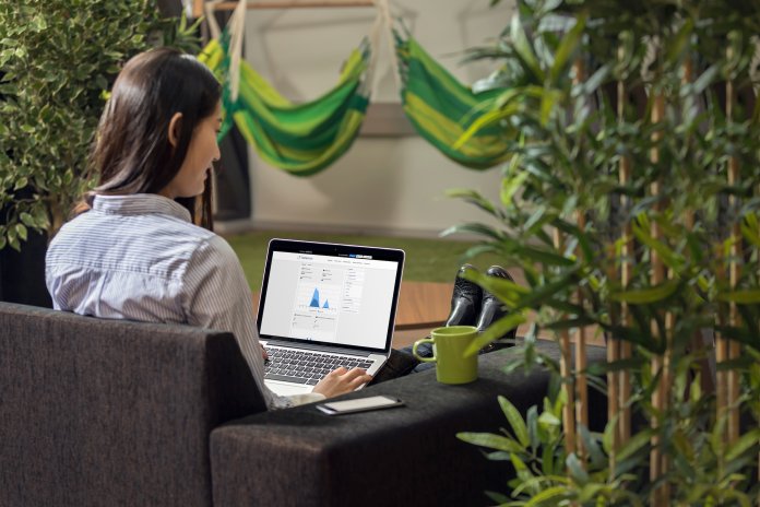 Frau versendet Pressemitteilungen mit LianaPress und überwacht diese mit LianaMonitor